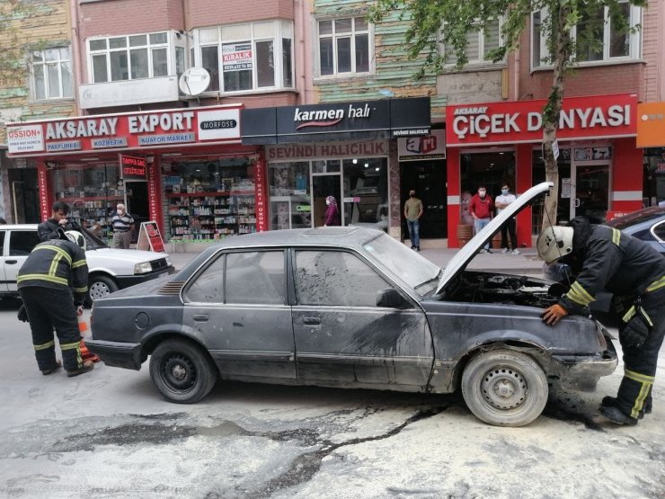 Seyir halindeki aracın motor kısmında yangın çıktı