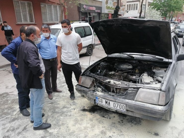 Seyir halindeki aracın motor kısmında yangın çıktı