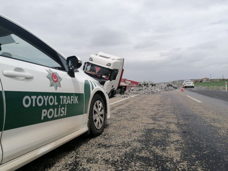 Tır refüje düştü yüklü bimsler yola saçıldı