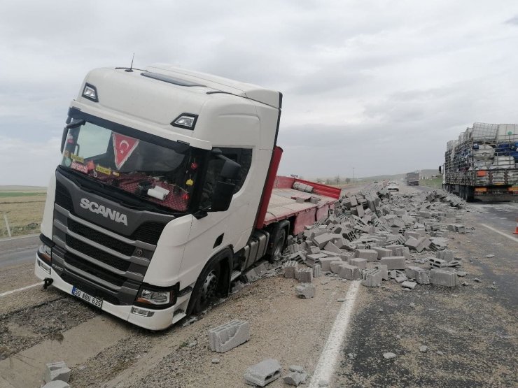 Tır refüje düştü yüklü bimsler yola saçıldı