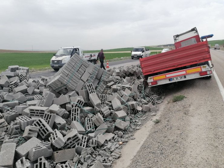 Tır refüje düştü yüklü bimsler yola saçıldı