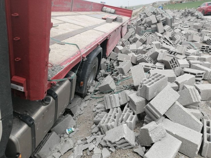 Tır refüje düştü yüklü bimsler yola saçıldı