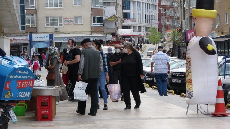 Çankırı’da kısıtlamaya saatler kala vatandaşlar sokaklara akın etti