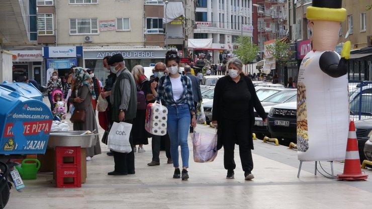 Çankırı’da kısıtlamaya saatler kala vatandaşlar sokaklara akın etti