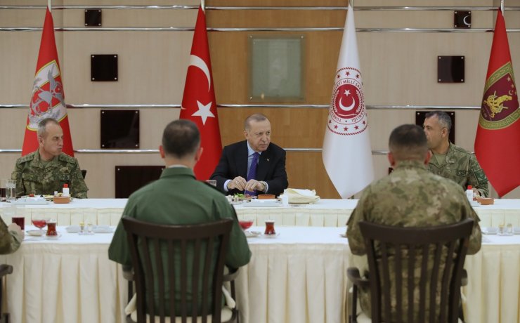 Cumhurbaşkanı Erdoğan, askerlerle iftar yaptı