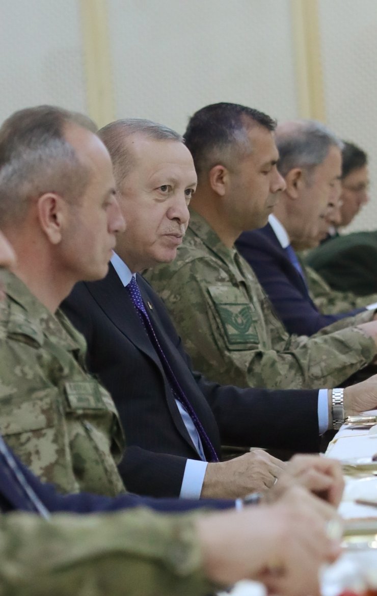 Cumhurbaşkanı Erdoğan, askerlerle iftar yaptı