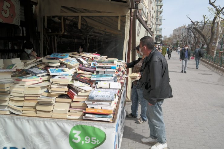 Vatandaşlar kapanma öncesinde kitapçılara akın etti