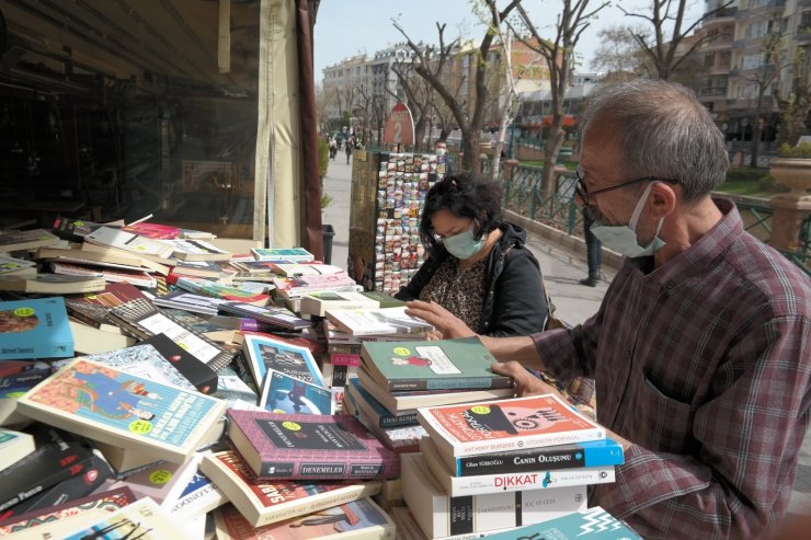 Vatandaşlar kapanma öncesinde kitapçılara akın etti