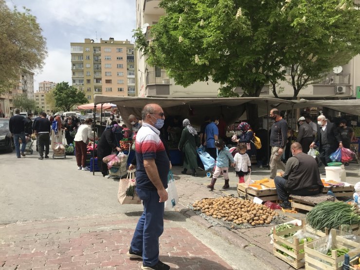 Konya’da tam kapanma öncesi semt pazarlarında yoğunluk