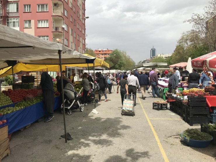 Konya’da tam kapanma öncesi semt pazarlarında yoğunluk