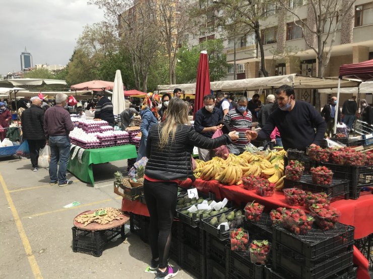 Konya’da tam kapanma öncesi semt pazarlarında yoğunluk