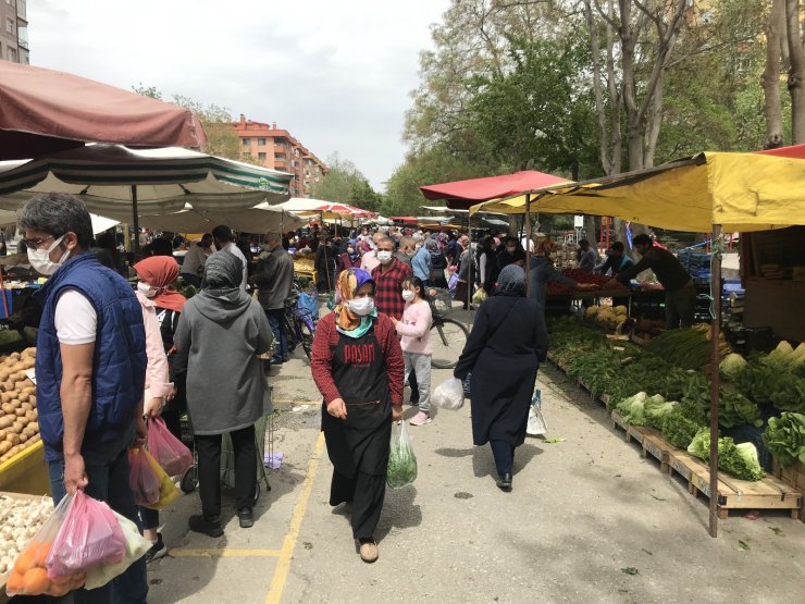 Konya’da tam kapanma öncesi semt pazarlarında yoğunluk