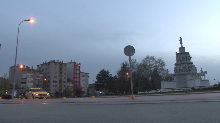 Tam kapanmanın başlamasıyla Eskişehir sokakları sessizliğe büründü