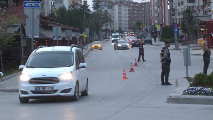 Tam kapanmanın başlamasıyla Eskişehir sokakları sessizliğe büründü