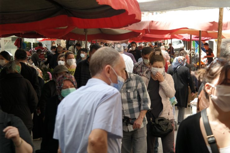 Tam kapanma öncesi Eskişehir’de son pazar kuruldu