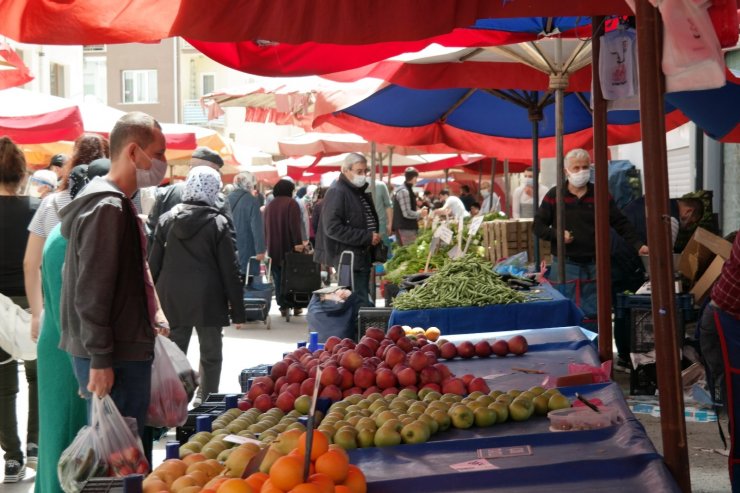 Tam kapanma öncesi Eskişehir’de son pazar kuruldu