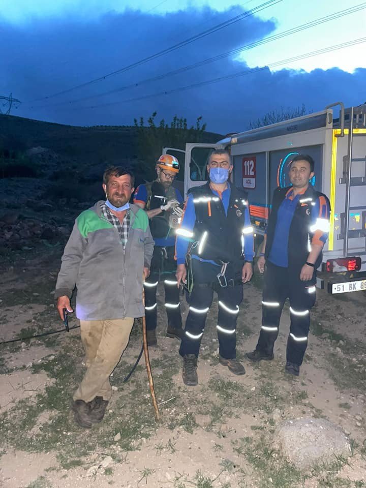 Uçurumda mahsur kalan koyunu ve sahibini ekipler kurtardı