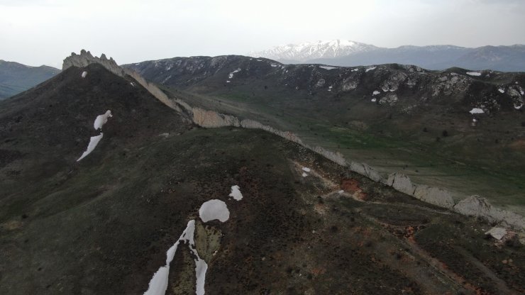 Sivas’ın doğal seddi ilginç görüntüsüyle dikkat çekiyor