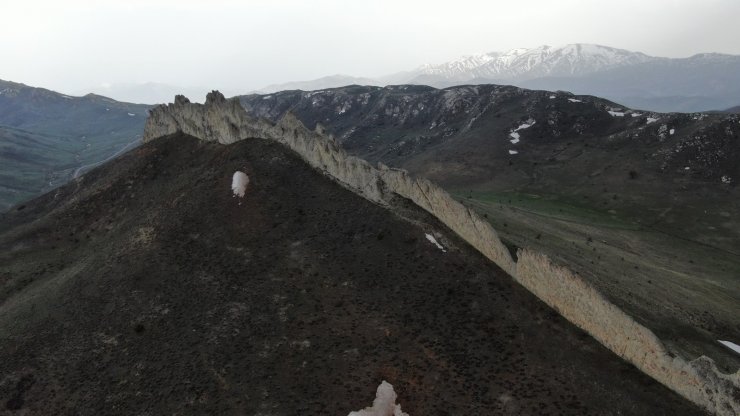 Sivas’ın doğal seddi ilginç görüntüsüyle dikkat çekiyor