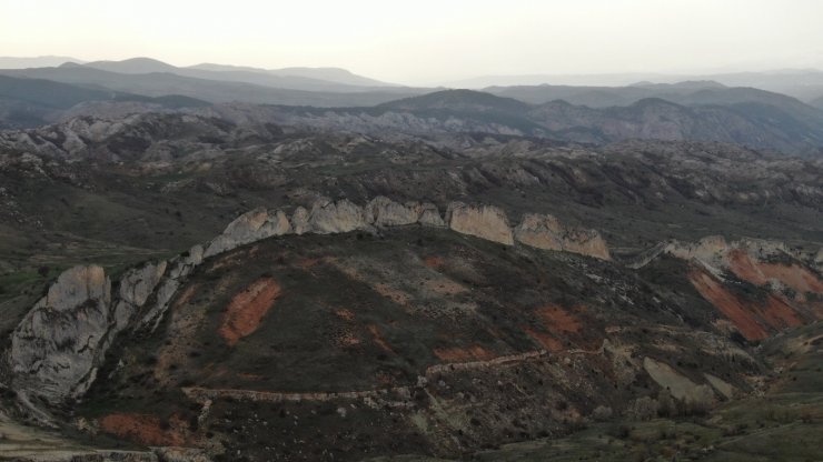 Sivas’ın doğal seddi ilginç görüntüsüyle dikkat çekiyor