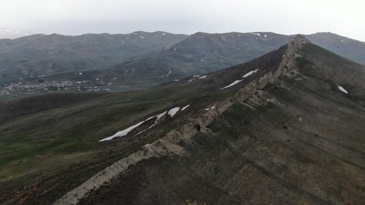 Sivas’ın doğal seddi ilginç görüntüsüyle dikkat çekiyor