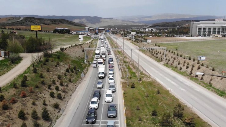 Tam kapanmaya saatler kala 43 ilin geçiş noktasında trafik yoğunluğu