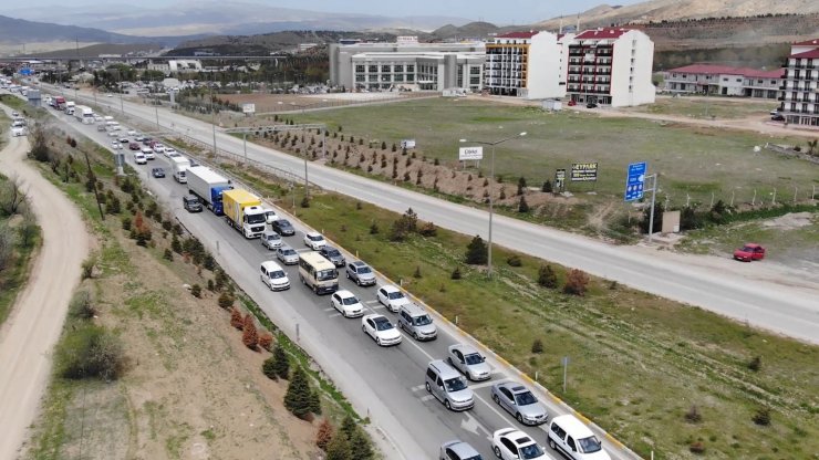 Tam kapanmaya saatler kala 43 ilin geçiş noktasında trafik yoğunluğu