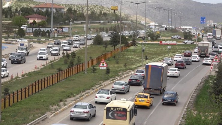 Tam kapanmaya saatler kala 43 ilin geçiş noktasında trafik yoğunluğu