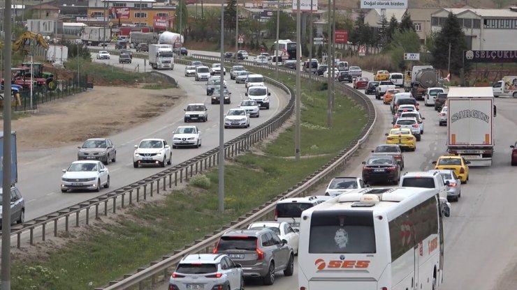 Tam kapanmaya saatler kala 43 ilin geçiş noktasında trafik yoğunluğu