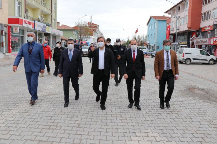 Vali Aydoğdu sahaya inip sokak sokak cadde cadde denetim yaptı