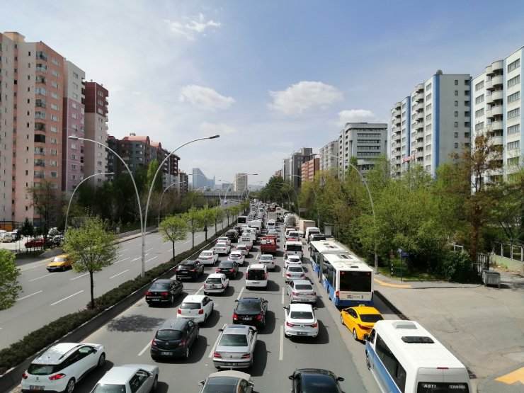 Ankara’da kapanmanın ilk gününde trafik kilitlendi