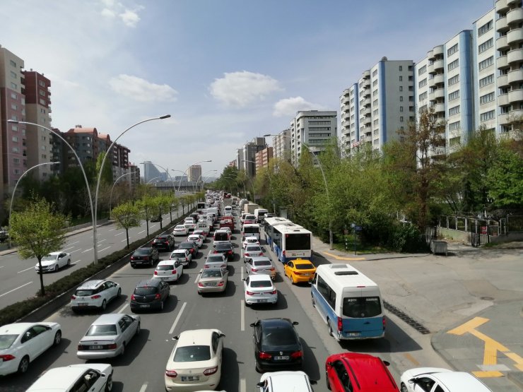 Ankara’da kapanmanın ilk gününde trafik kilitlendi