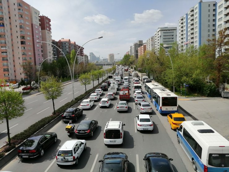 Ankara’da kapanmanın ilk gününde trafik kilitlendi