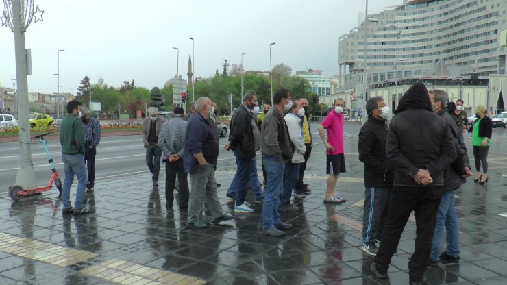 Kaldıkları otelde kapanma sonunda süreleri dolacak olan evsizler yardım istiyor