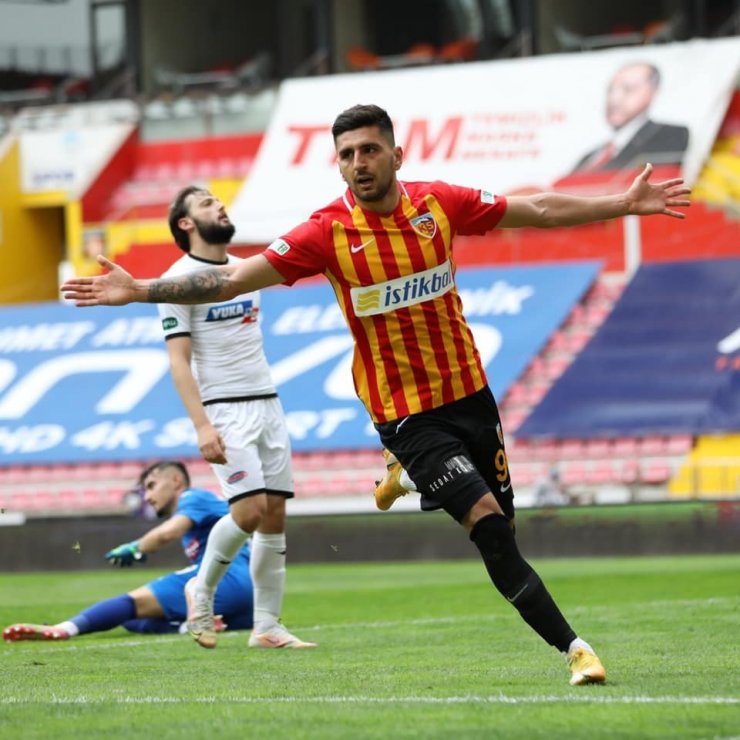 Daniel Avramovski 2 gol attı