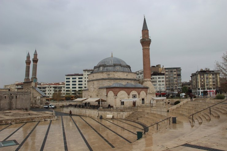 Dolup taşan meydan boş kaldı