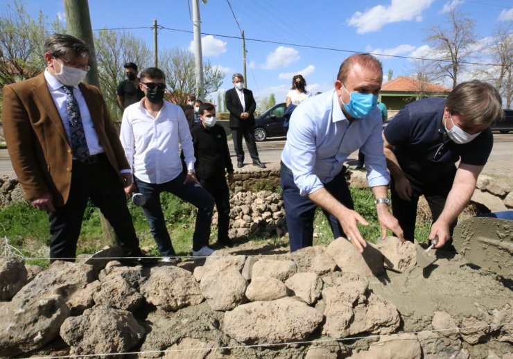 Vali duvar ustası, tarım müdürü çırak olup işçilerle duvar ördü