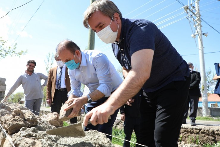 Vali duvar ustası, tarım müdürü çırak olup işçilerle duvar ördü