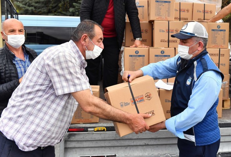 Ankara’da, salgın sürecinde iş kaybına uğrayan minibüsçülere destek