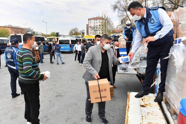 Ankara’da, salgın sürecinde iş kaybına uğrayan minibüsçülere destek