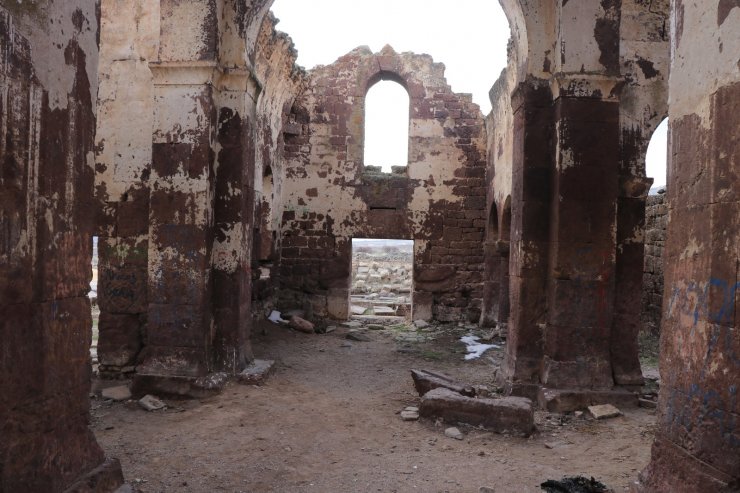 Bin 500 yıllık Kızıl Kilise ziyaretçilerini ağırlamaya devam ediyor