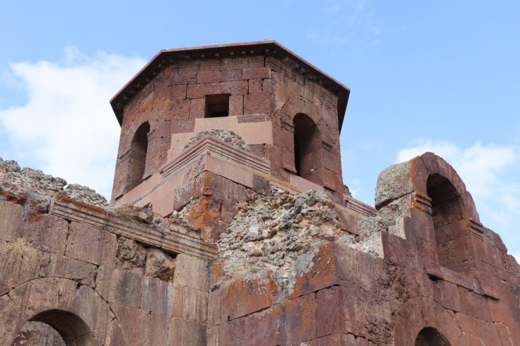 Bin 500 yıllık Kızıl Kilise ziyaretçilerini ağırlamaya devam ediyor