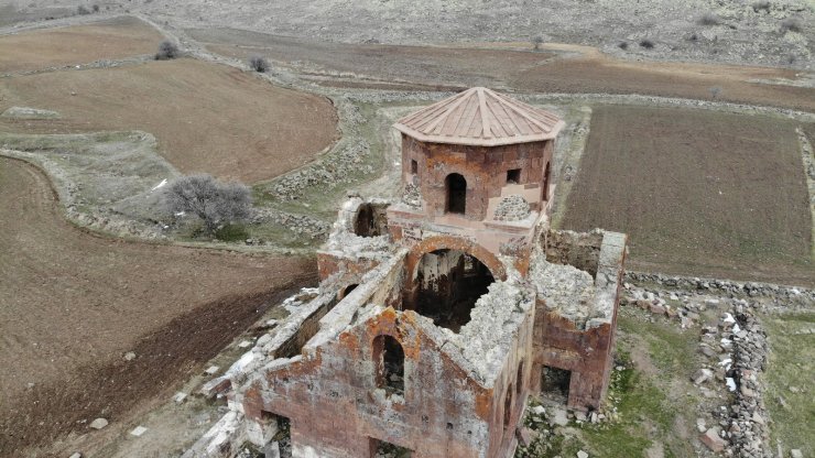 Bin 500 yıllık Kızıl Kilise ziyaretçilerini ağırlamaya devam ediyor