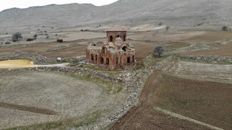 Bin 500 yıllık Kızıl Kilise ziyaretçilerini ağırlamaya devam ediyor