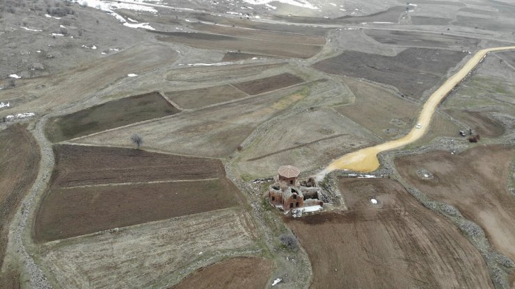 Bin 500 yıllık Kızıl Kilise ziyaretçilerini ağırlamaya devam ediyor