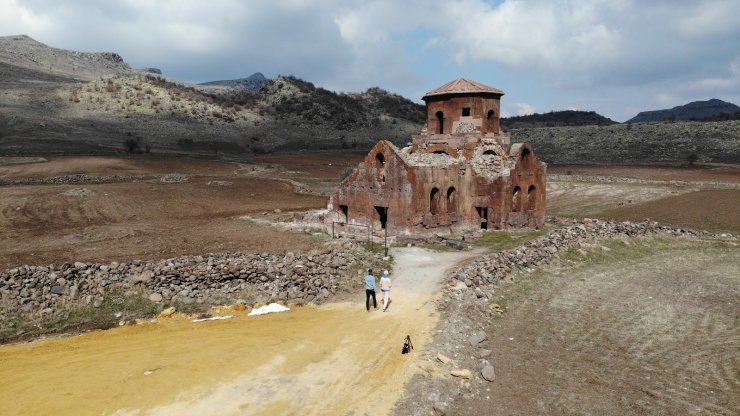 Bin 500 yıllık Kızıl Kilise ziyaretçilerini ağırlamaya devam ediyor