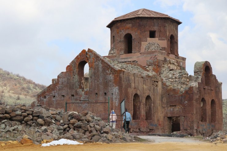 Bin 500 yıllık Kızıl Kilise ziyaretçilerini ağırlamaya devam ediyor