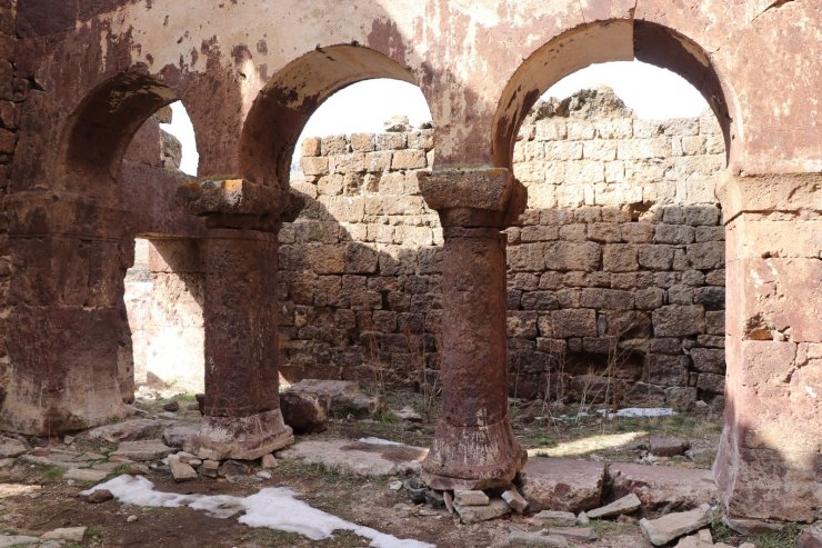 Bin 500 yıllık Kızıl Kilise ziyaretçilerini ağırlamaya devam ediyor