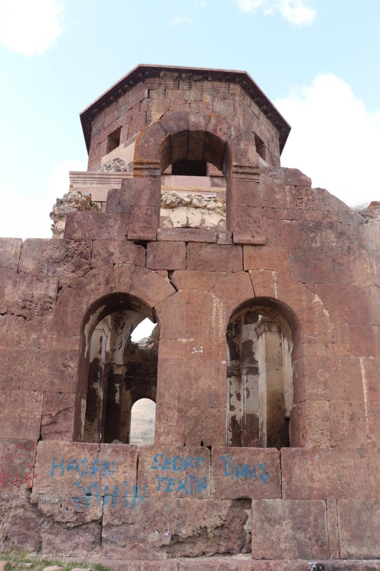 Bin 500 yıllık Kızıl Kilise ziyaretçilerini ağırlamaya devam ediyor