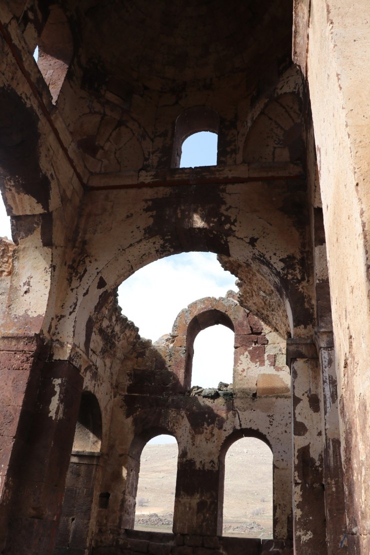 Bin 500 yıllık Kızıl Kilise ziyaretçilerini ağırlamaya devam ediyor